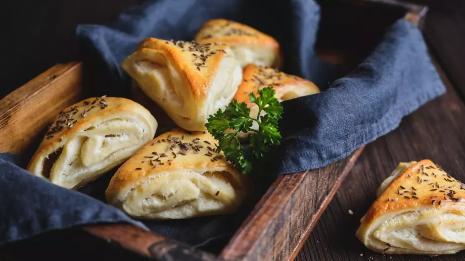 Цялото семейство ще се влюби в тези бутерки с шунка и кашкавал