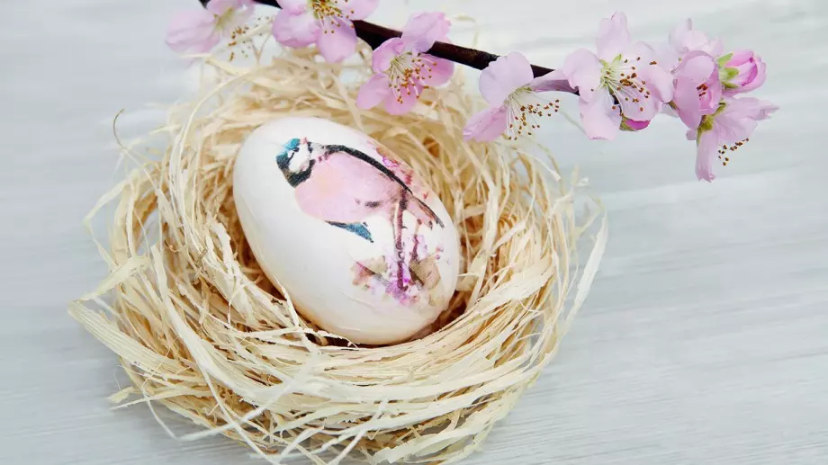 Ето как да направите безвреден декупаж на великденските яйца със салфетки (ВИДЕО)