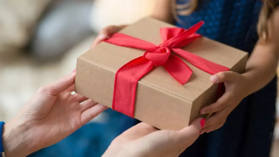 Защо някои мъже не обичат да изненадват с подаръци жените