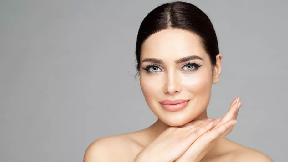 Супер натурален грим, с който кожата ви ще изглежда като от порцелан (ВИДЕО)