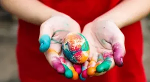 Хитър трик, с който да почистите боята за яйца от кoжата си