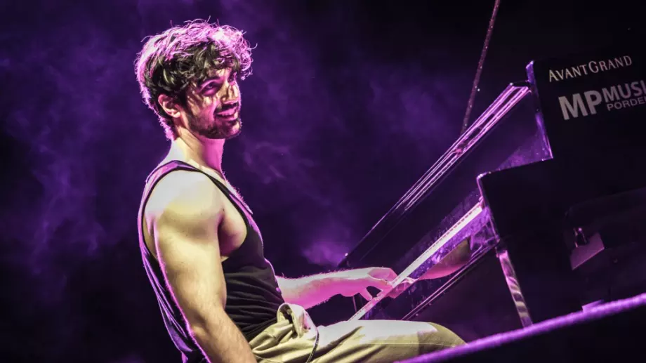 Слушаме как Евгени от "Ергенът" свири на живо, ето кога