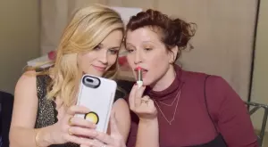 Гримьорка на звезди издава как да намалим бръчките и да имаме младежки вид