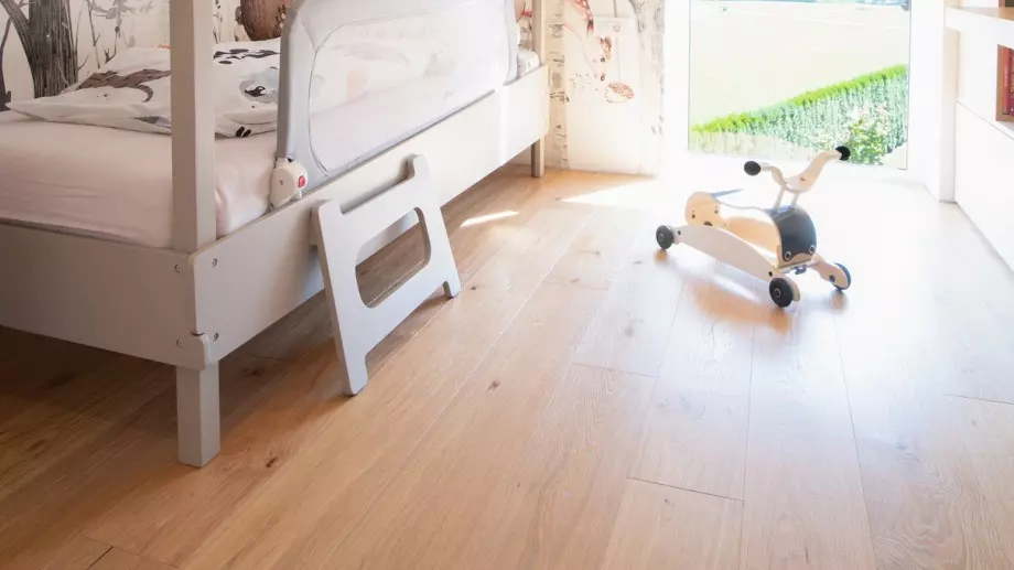 Така за секунди ще поправите ожулен ламинат (ВИДЕО)