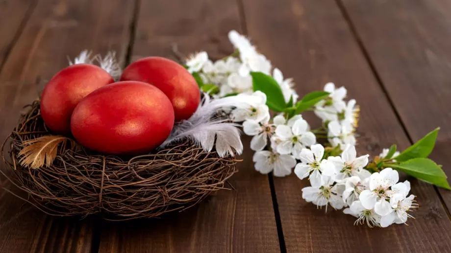 Защо червеното яйце се пази една година и какво се прави с миналогодишното