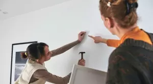 Страхотен трик как лесно да закачим картина на стената (ВИДЕО)