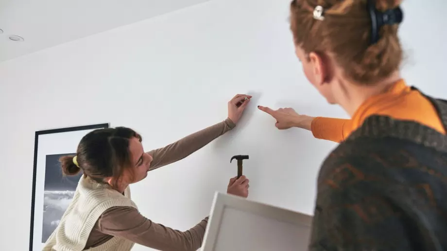 Страхотен трик как лесно да закачим картина на стената (ВИДЕО)