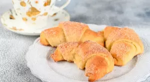 Вкусни и лесни козуначени кифлички