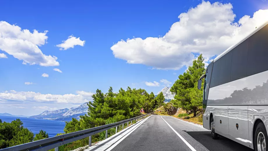 Ако автобусът закъснява с над 2 часа – компанията ви дължи храна и напитки