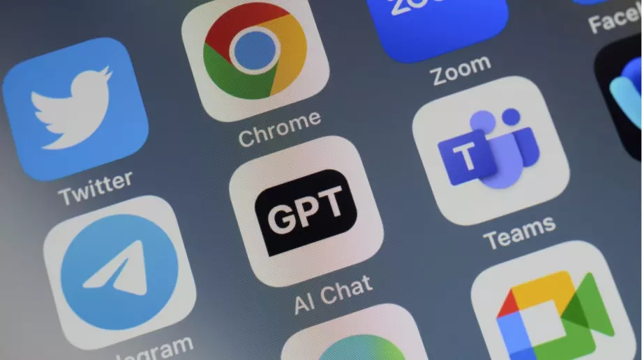 ChatGPT с първа поява като приложение за смартфони в iPhone. Ще бъде ли начлиен за Android?