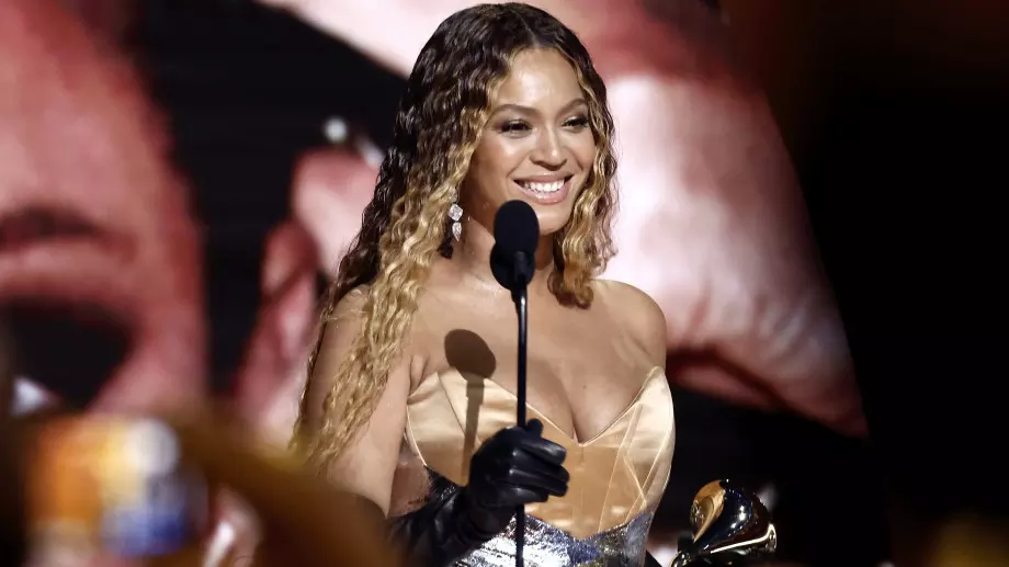 Ето как да постигнете къдриците на Бионсе със сламки (ВИДЕО)