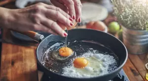 Виц за 13 юни 2023: Жена пържи яйца