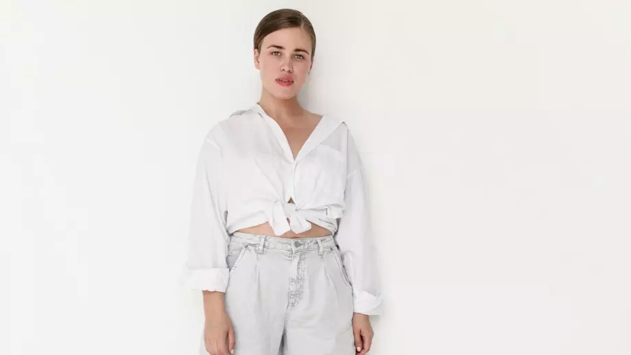 Как да носите бял деним през пролет ‘23 (СНИМКИ)