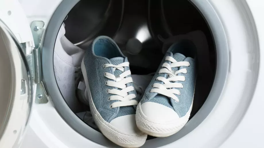 Как да изперете обувките си в пералнята, без да ги повредите (ВИДЕО)