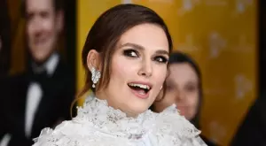 Вижте какво има в козметичната чантичка на Кийра Найтли (ВИДЕО)