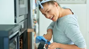 Ето как хитрите домакини почистват фурната без никакви усилия (ВИДЕО)