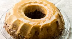 Неустоимо изкушение: Крем карамел с кроасани във форма за кекс