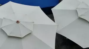 На сянка със стил - топ тенденции в градинските чадъри за сезона