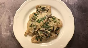 Сочни пилешки гърди с гъбен сос