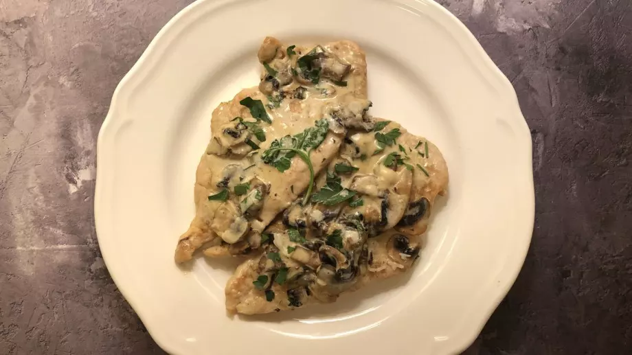 Сочни пилешки гърди с гъбен сос