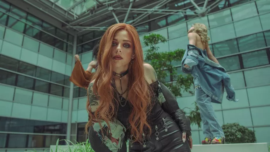 Виктория подписа договор с Warner Music, пусна и нова песен (ВИДЕО)