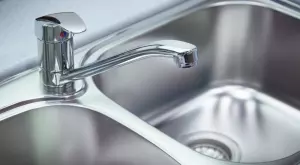 Ето как да почистите и най-упоритата мръсотия от кухненската мивка (ВИДЕО)