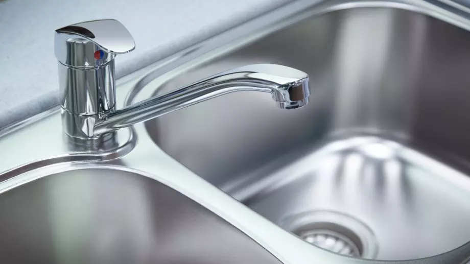 Ето как да почистите и най-упоритата мръсотия от кухненската мивка (ВИДЕО)