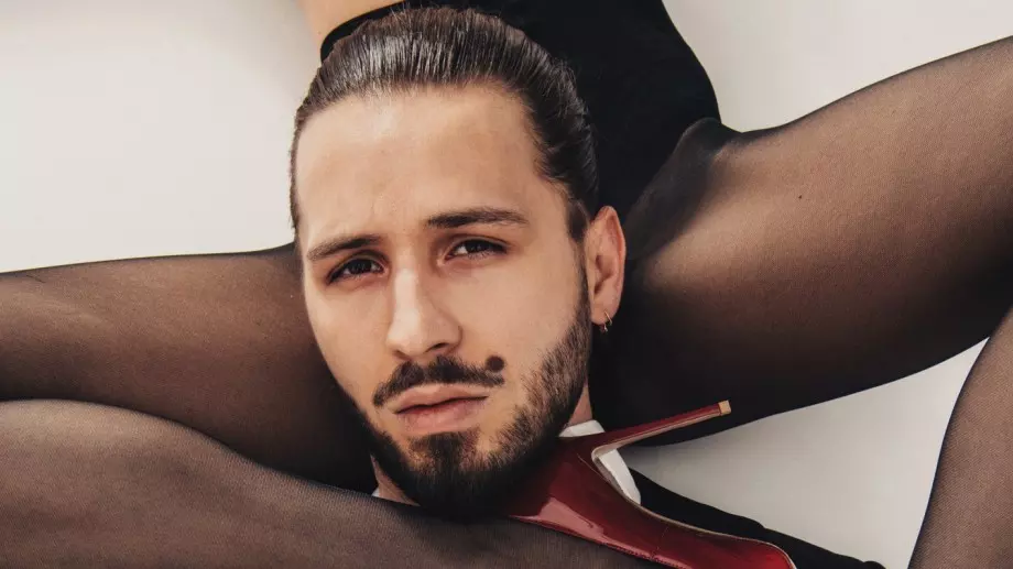 Папи Ханс лекува разбито сърце с новата си песен "117" (ВИДЕО)