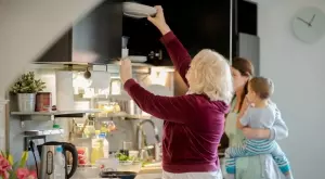 Страхотни трикове как да спестите място в кухненските шкафове (ВИДЕО)