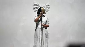 Певицата Сиа призна, че страда от аутизъм