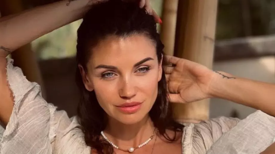 Диляна Попова блесна в полугола фотосесия на 41 (СНИМКИ)