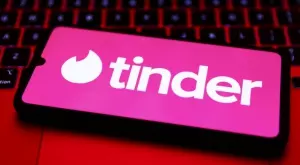 Компанията майка на Tinder напуска Русия