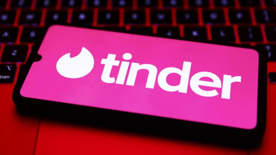 Компанията майка на Tinder напуска Русия