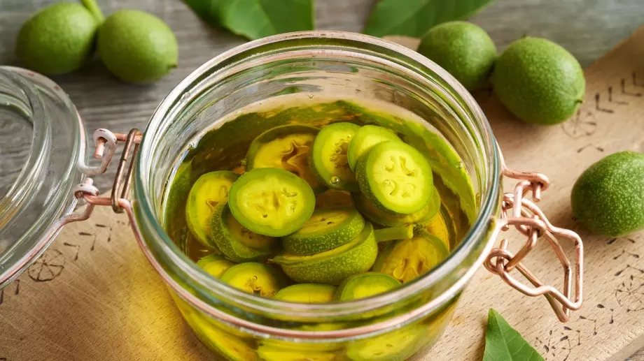 Настойка от зелени орехчета, която пречиства кръвта