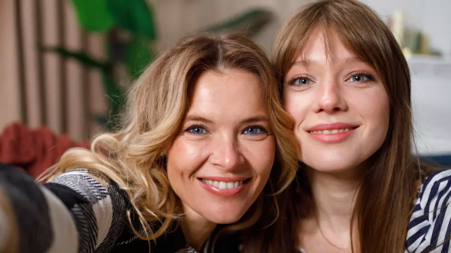 Женски виц за 27 октомври 2023: Мамо, виж какви обеци си намерих!