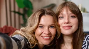 Женски виц за 10 ноември 2023: Мамо, кое ти харесва повече - куче или пеперуда