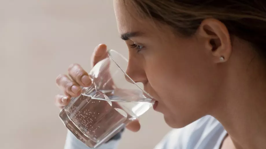 Кога е по-добре да пием вода - преди или след хранене