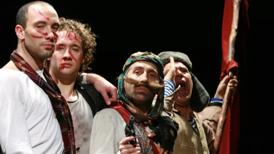 Показват театрални оръжия от 50-те години до днес в изложба в Народния театър