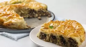 Празнична баница с агнешко месо и ориз