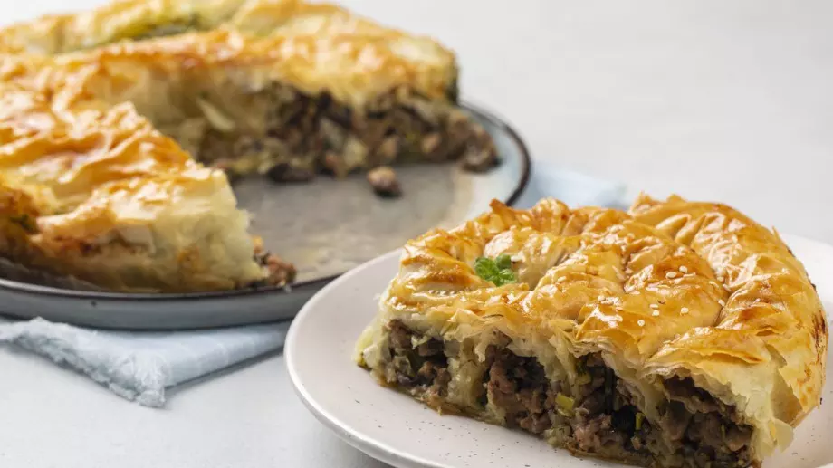 Празнична баница с агнешко месо и ориз