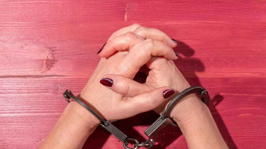 Арестуваха жена, взела кредит за 50 000 лв. с фалшиви документи