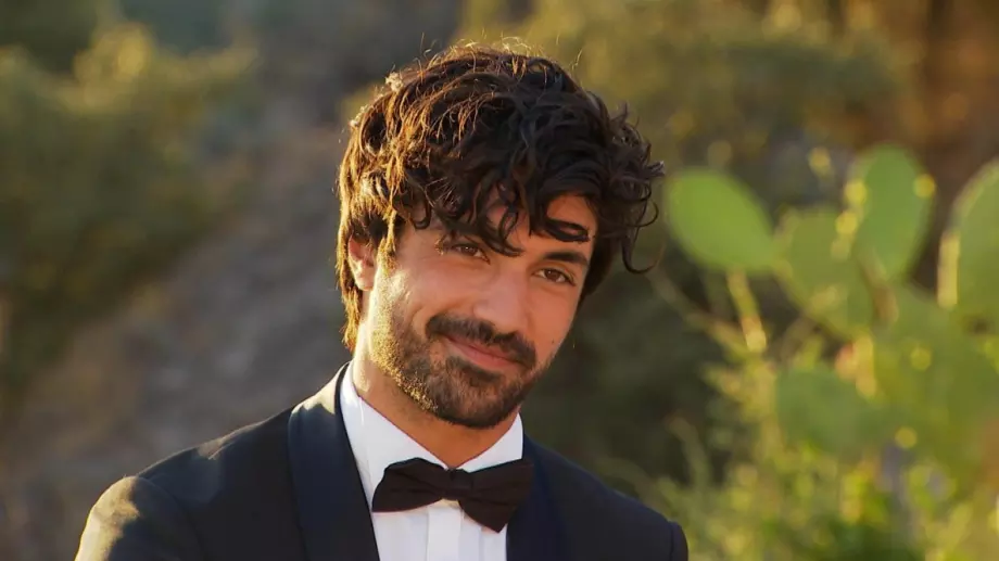 Евгени влиза гол в басейна в 