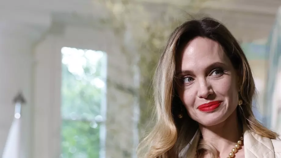 Анджелина Джоли: Жени, грижете се за себе си