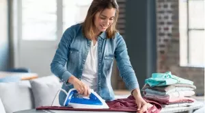 Каква е разликата между гладене с ютия и пара