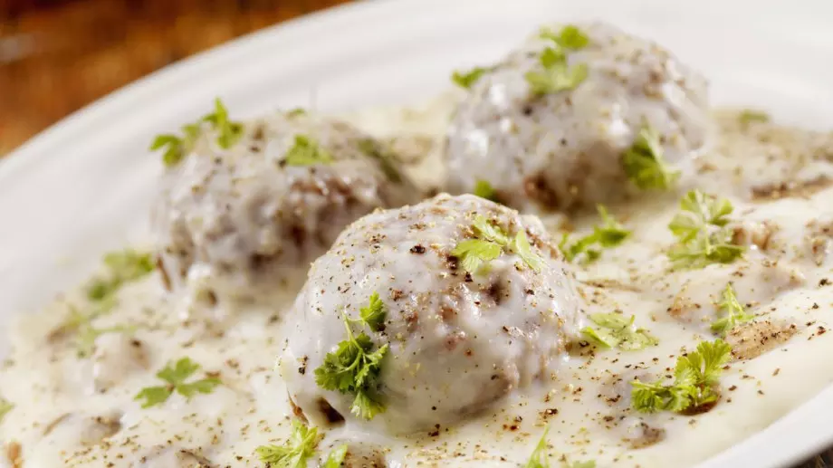 Любимите бабини кюфтенца в бял сос