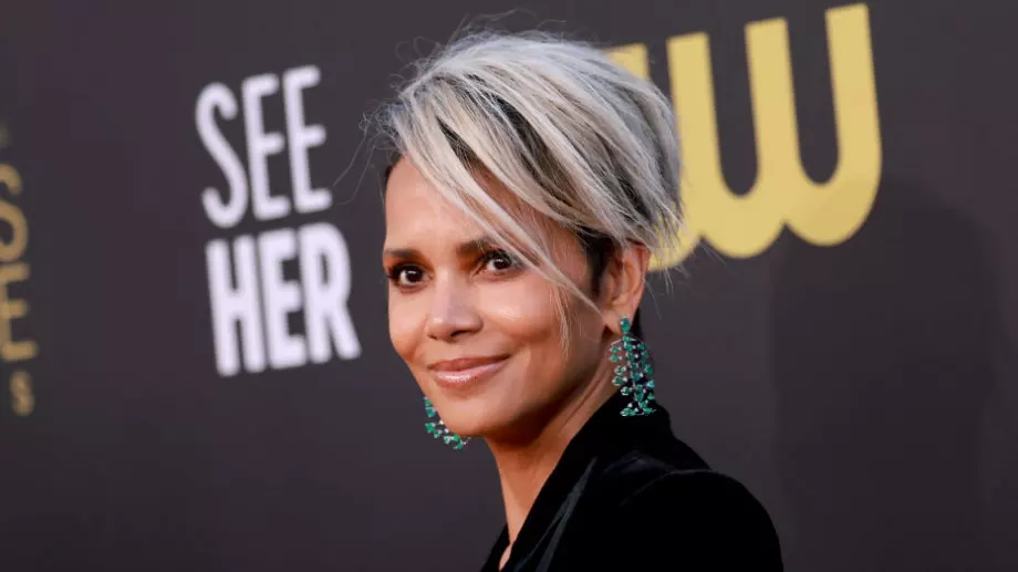 Холи Бери пусна снимка без грим на 56 и разкри тайната си за хубава кожа