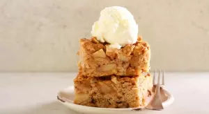 Любим летен десерт: Пухкав кекс с ябълки