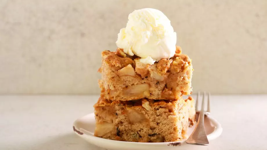 Любим летен десерт: Пухкав кекс с ябълки