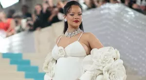 Изненада: Риана е звезда на мъжката колекция на Louis Vuitton (СНИМКА)