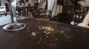 Никога не правете това с трохите от масата, навличате си страшно нещастие